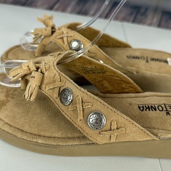 Minnetonka Sandals Womens 6 Tan Leather Flip Flop Concho Slide Suede Southwest - Picture 6 of 12